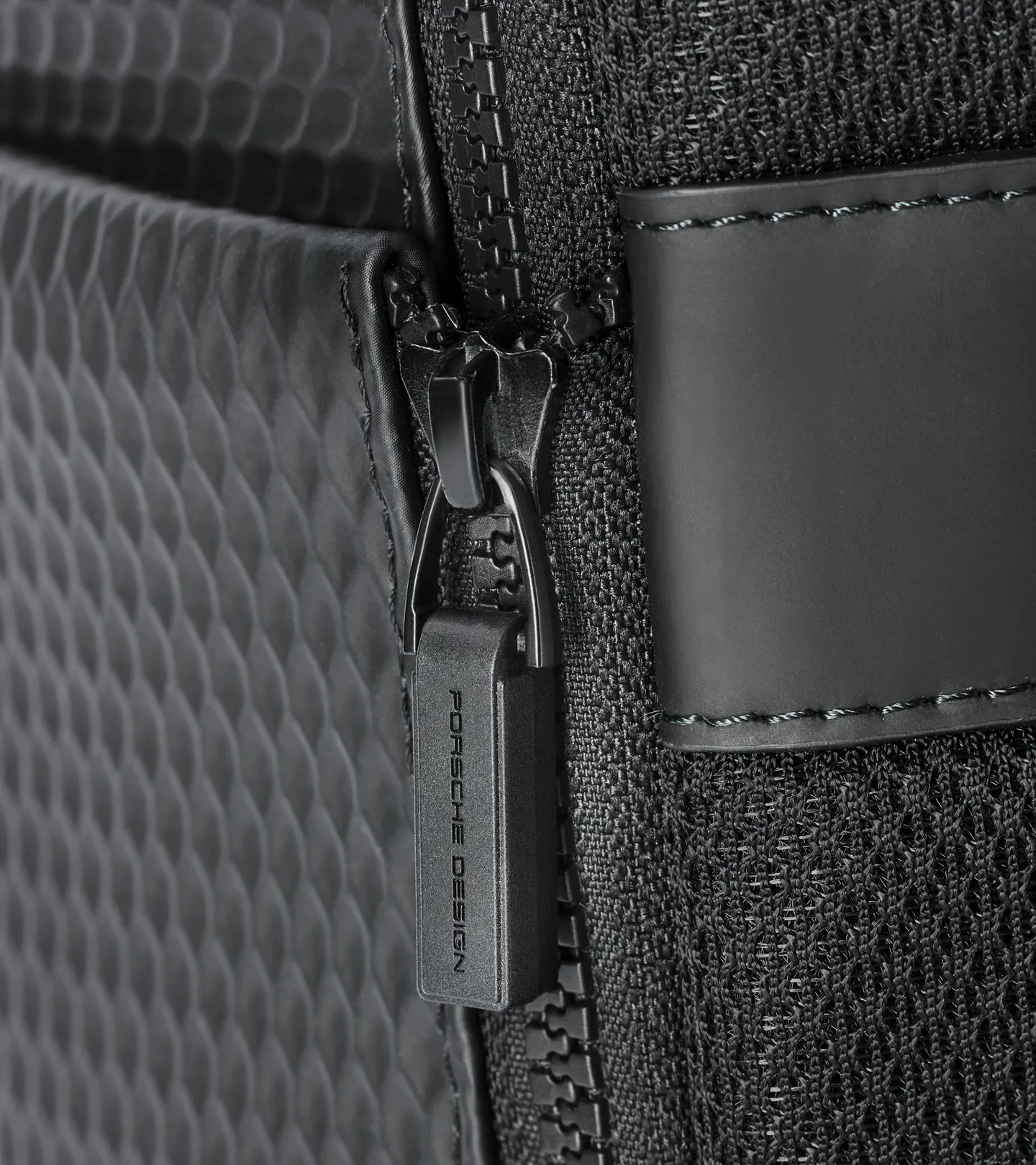 PORSCHE DESIGN Studio Backpack S Batoh do města v setu s malou kapsičkou na zip černá
