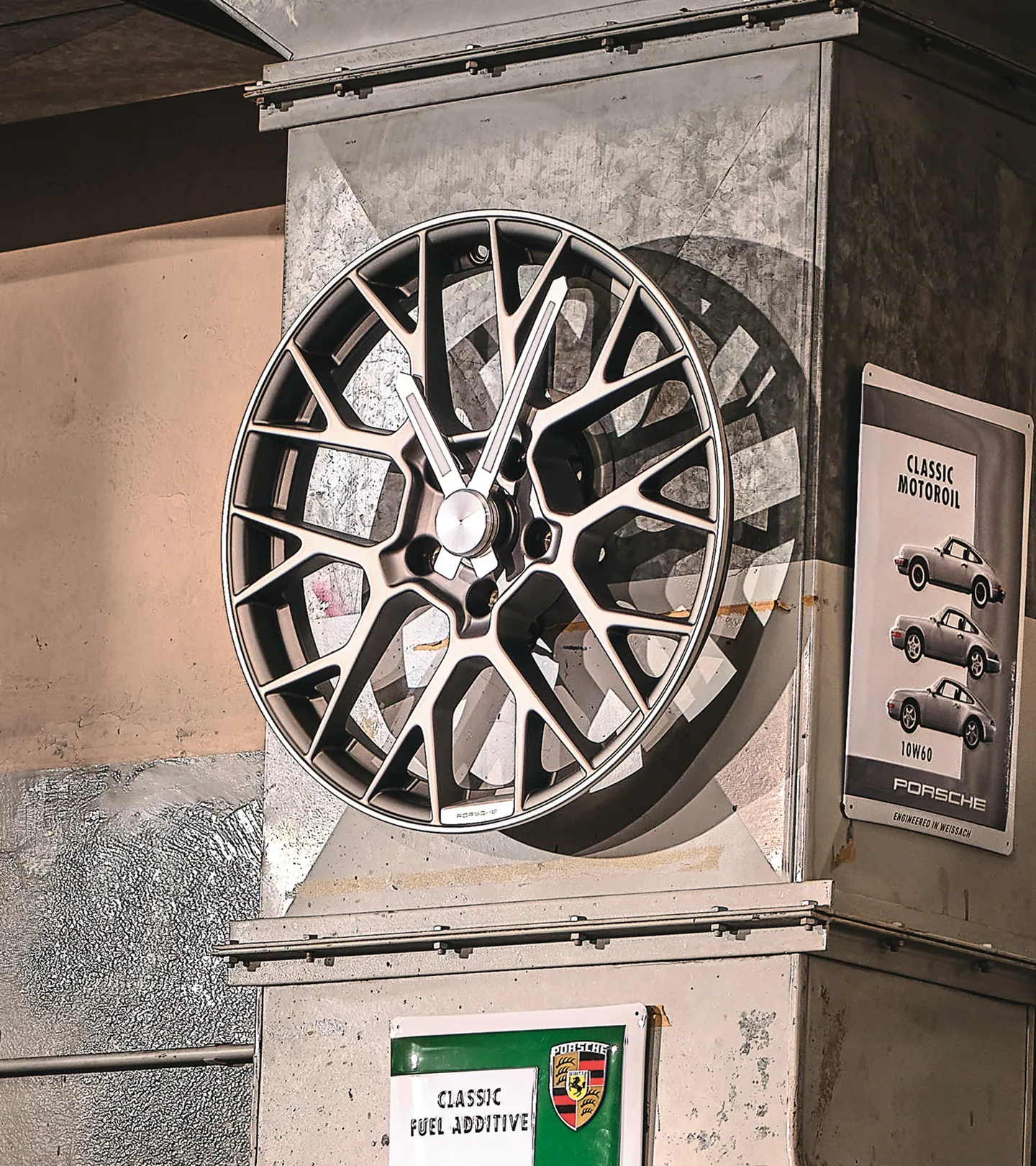PORSCHE Originals Wheel rim wall clock Nástěnné hodiny ve tvaru disku kola