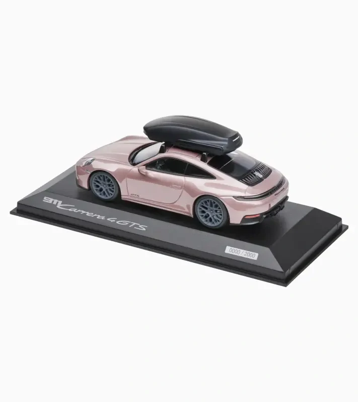 PORSCHE 911 Carrera 4 GTS (992.2) Limited Edition frozen berry Model 1:43 se střešním boxem starorůžová metalíza