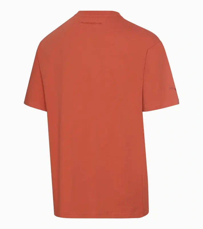 Porsche Race Americana T-Shirt Lifestyle Porsche Legacy x PUMA Tričko volnočasové s výstřihem ke krku bavlněné s reliéfním nápisem lávově oranžová