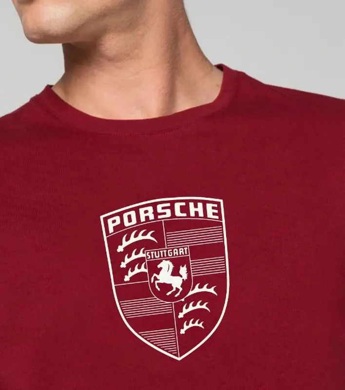 PORSCHE Crest T-shirt Essential Tričko s kulatým výstřihem a znakem červená bordó