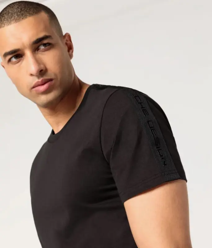 PORSCHE DESIGN Leisure T-shirt Tričko sportovní s kulatým výstřihem a s černým lemem a logem na rukávu černá
