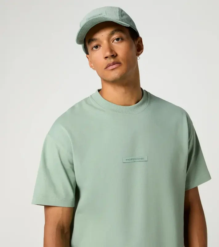 PORSCHE Unisex Urban T-shirt Cayenne Electric Lifestyle Tričko s kulatým výstřihem s nášivkou a grafikou na zádech pastelově zelená