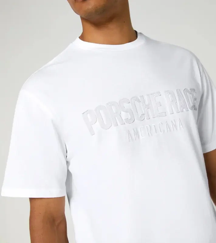 Porsche Race Americana T-Shirt Lifestyle Porsche Legacy x PUMA Tričko volnočasové s výstřihem ke krku bavlněné s reliéfním nápisem bílé