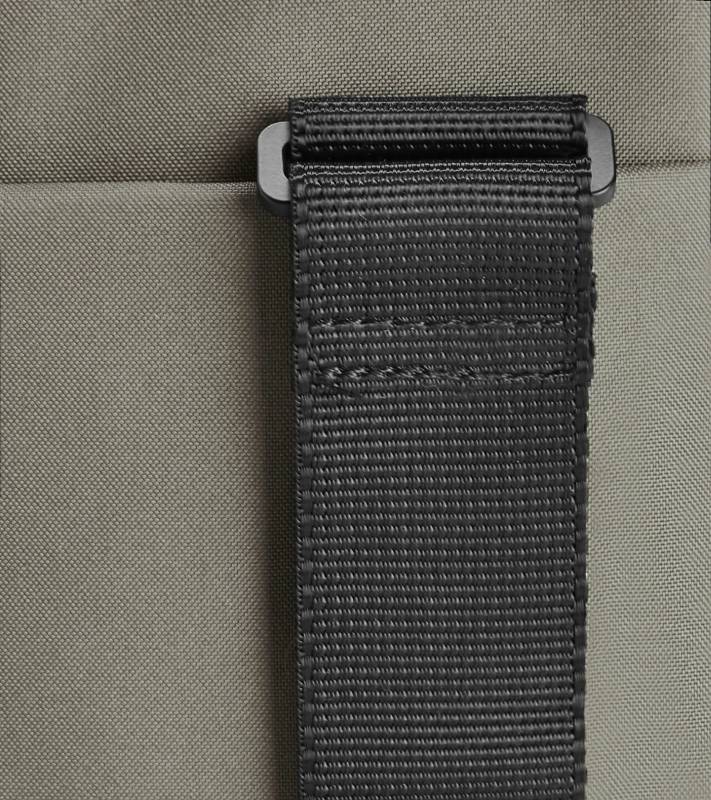 PORSCHE DESIGN Urban Eco Shoulder Bag S Taška přes rameno šedá