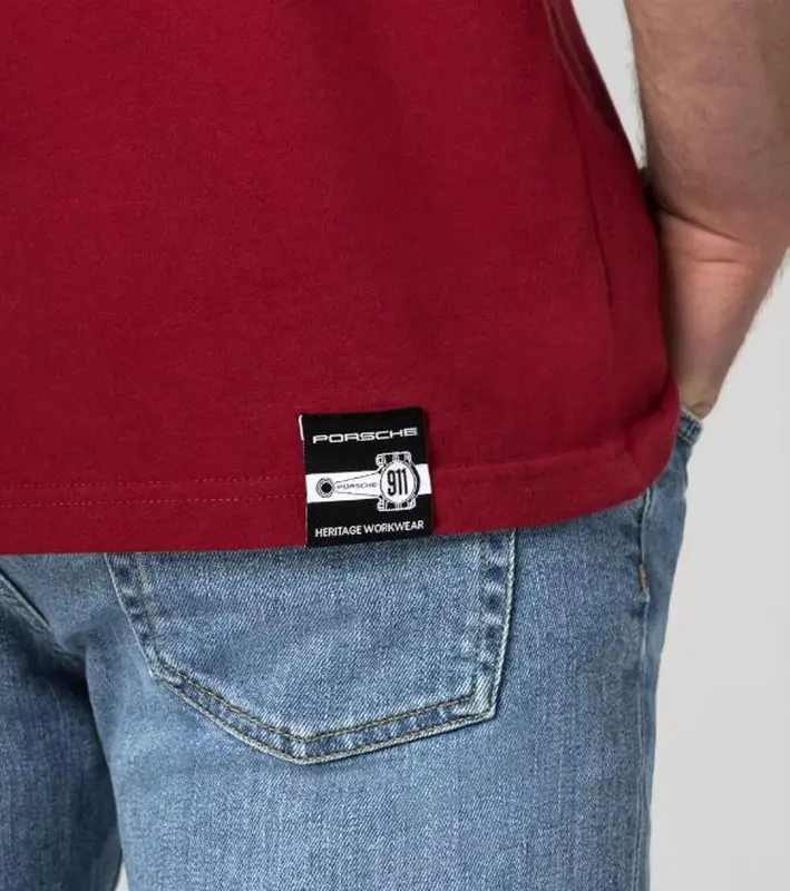 PORSCHE Crest T-shirt Essential Tričko s kulatým výstřihem a znakem červená bordó