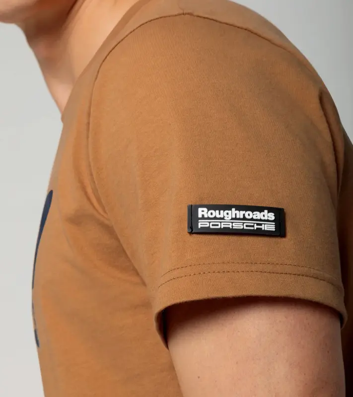 PORSCHE T-Shirt Unisex Roughroads Tričko s kulatým výstřihem a potiskem Porsche 953 pískově hnědá 