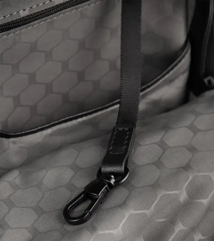 PORSCHE DESIGN Roadster Nylon Toploader Backpack M Batoh do města střední velikosti s přihrádkou na 14" notebook a horním otvíráním černý