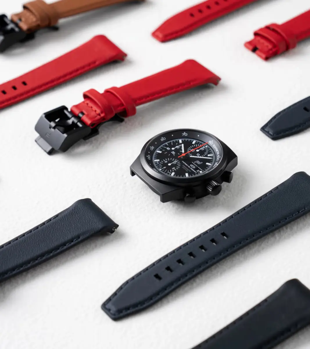 Porsche Design Chronograph 1 – All Black Numbered Edition hodinky s hnědým řemínkem