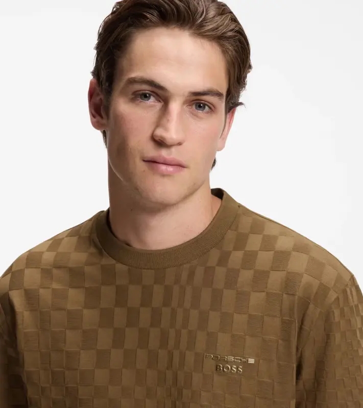 PORSCHE DESIGN Cotton T-shirt with Pascha pattern Porsche x BOSS Tričko sportovně laděné s výstřihem ke krku hnědé camelka s grafikou a žakárovým vzorem