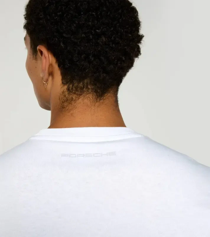 Porsche Race Americana T-Shirt Lifestyle Porsche Legacy x PUMA Tričko volnočasové s výstřihem ke krku bavlněné s reliéfním nápisem bílé