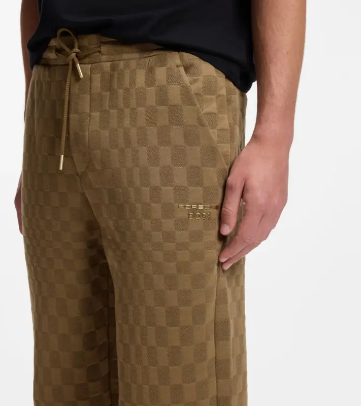 PORSCHE DESIGN Tracksuit Bottoms with Pascha Pattern Porsche x BOSS Kalhoty volnočasové sportovní se žakárovým vzorem šachovnice v hnědé camelce