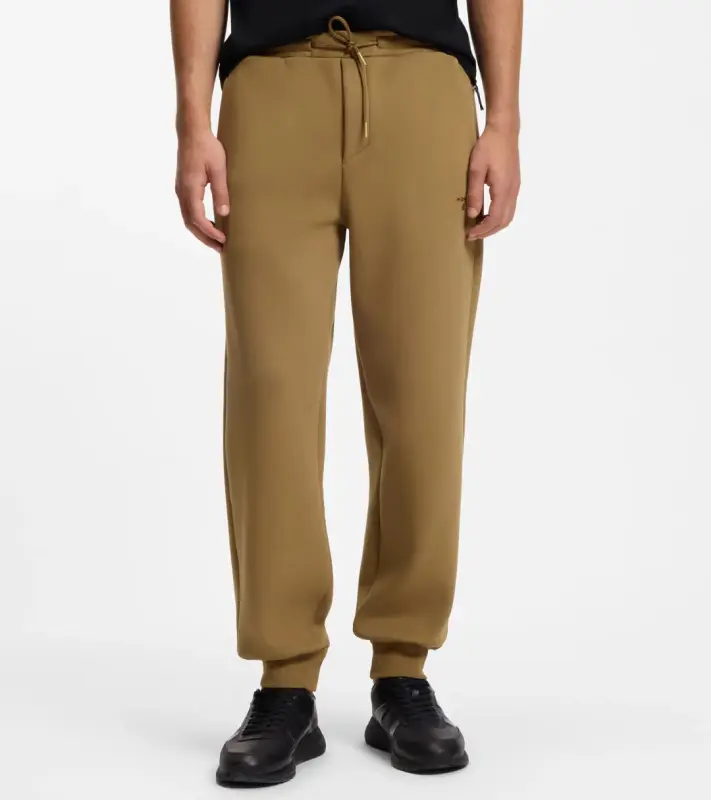 PORSCHE DESIGN Stretch-Jersey Tracksuit Bottoms with logo Porsche x BOSS  Kalhoty volnočasové sportovní mírně strečové s náplety v hnědé camelce