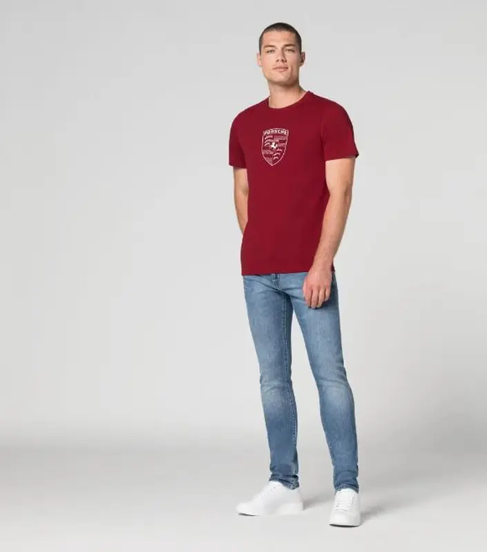 PORSCHE Crest T-shirt Essential Tričko s kulatým výstřihem a znakem červená bordó