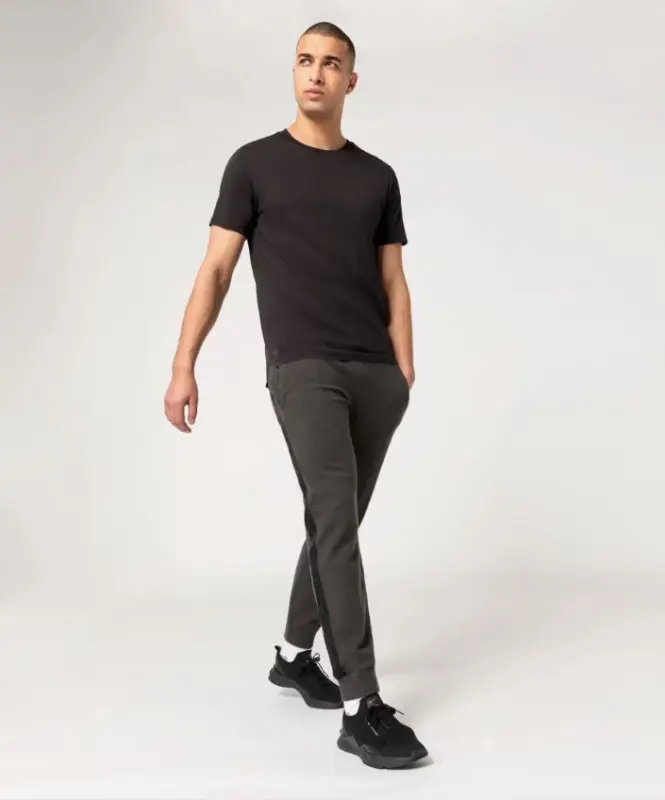 PORSCHE DESIGN Leisure T-shirt Tričko sportovní s kulatým výstřihem a s černým lemem a logem na rukávu černá