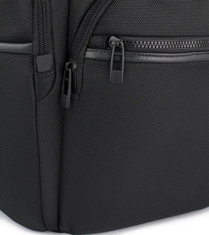 PORSCHE DESIGN Roadster Nylon Toploader Backpack M Batoh do města střední velikosti s přihrádkou na 14" notebook a horním otvíráním černý