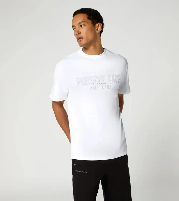 Porsche Race Americana T-Shirt Lifestyle Porsche Legacy x PUMA Tričko volnočasové s výstřihem ke krku bavlněné s reliéfním nápisem bílé