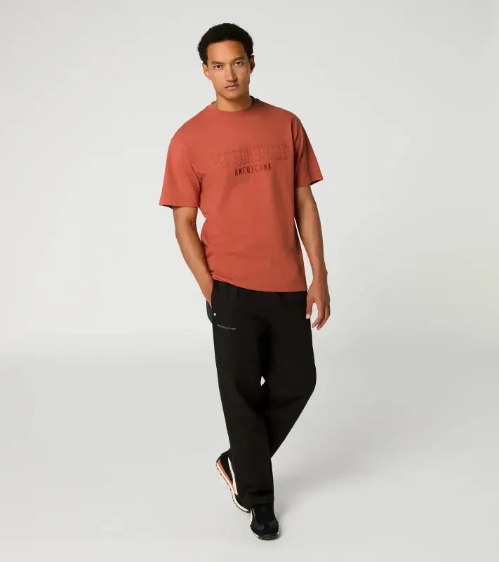 Porsche Race Americana T-Shirt Lifestyle Porsche Legacy x PUMA Tričko volnočasové s výstřihem ke krku bavlněné s reliéfním nápisem lávově oranžová