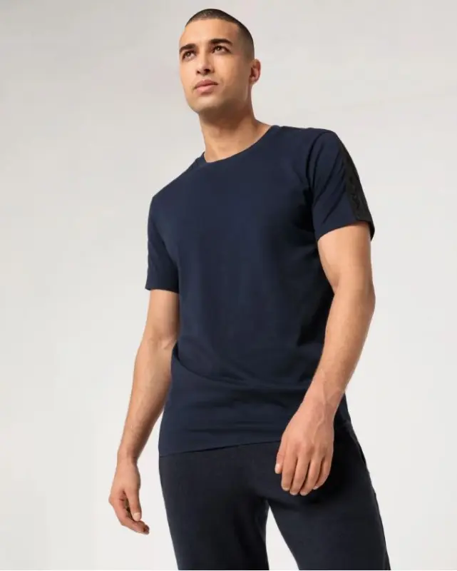 PORSCHE DESIGN Leisure T-shirt Tričko sportovní s kulatým výstřihem a s černým lemem a logem na rukávu tmavě modrá