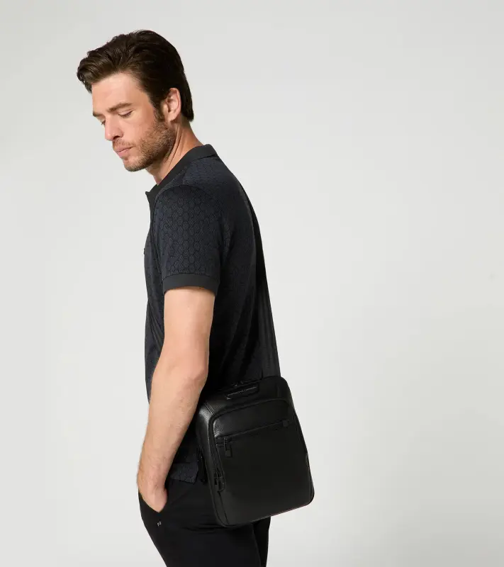 PORSCHE DESIGN Roadster Leather Shoulder Bag S Taška přes rameno kožená s přihrádkou na tablet černá