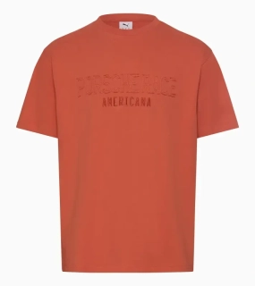 Porsche Race Americana T-Shirt Lifestyle Porsche Legacy x PUMA Tričko volnočasové s výstřihem ke krku bavlněné s reliéfním nápisem lávově oranžová